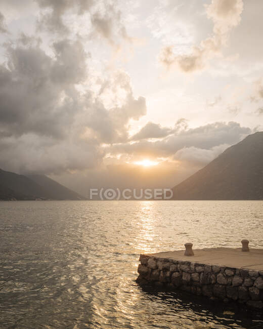Baie de Kotor et jetée au coucher du soleil, Dobrota, Monténégro — Photo de stock