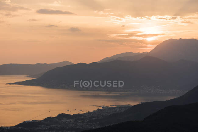 Veduta panoramica delle montagne e della baia di Kotor al tramonto, Kotor, M — Foto stock