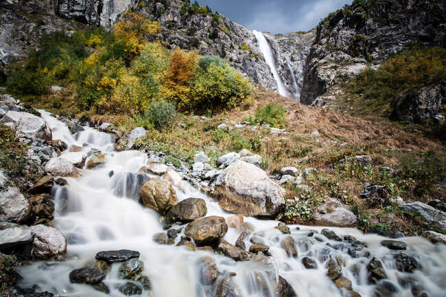 Водопад, Сванети, Грузия днем — стоковое фото