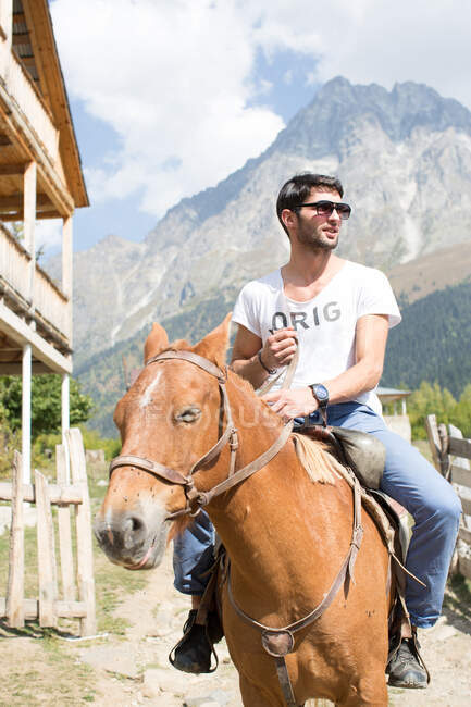 Homem a cavalo, Ushba, Svaneti, Geórgia — Fotografia de Stock