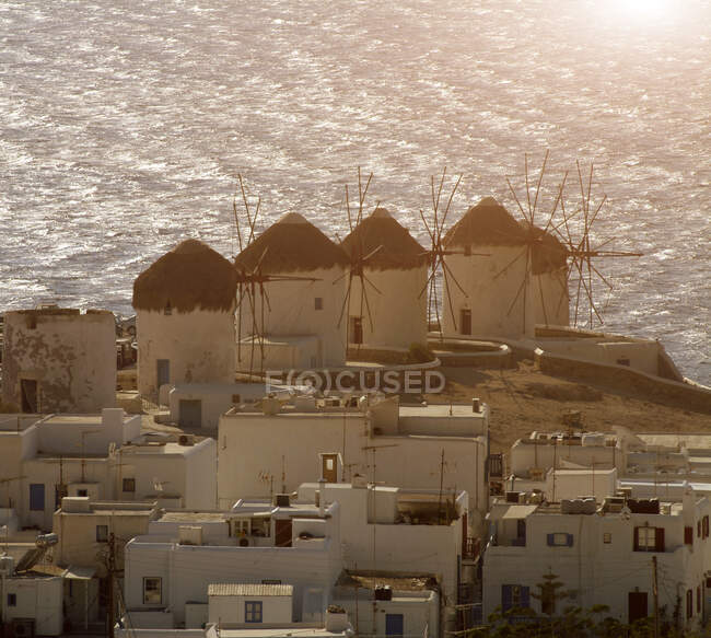 Vista elevada de tejados y molinos de viento tradicionales en la costa, Mi - foto de stock