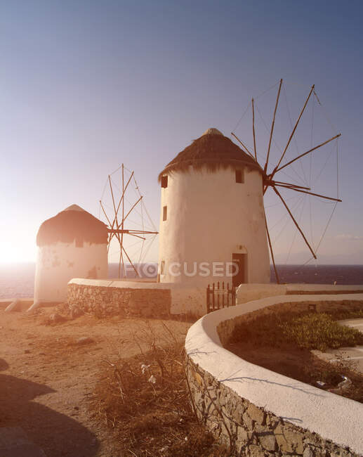 Deux moulins à vent traditionnels sur la côte, Mykonos, Cyclades, Grèce — Photo de stock
