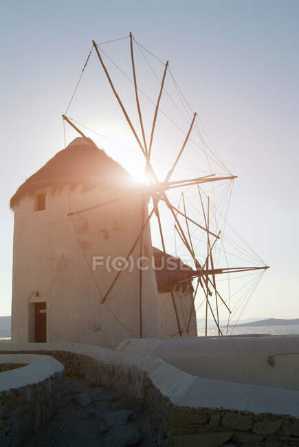 Deux moulins à vent traditionnels ensoleillés sur la côte, Mykonos, Cyclades, Gr — Photo de stock