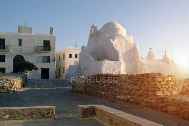 Солнечная церковь Панагии Парапортиани, Мифакос, Киклад, Греция — стоковое фото