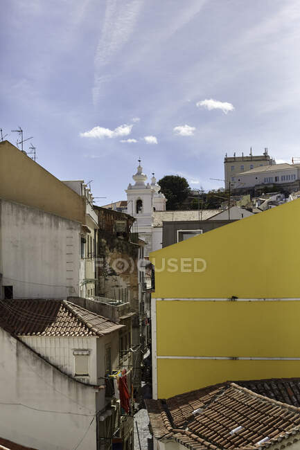 Blick auf Dächer und Kirche durch enge Gassen, Lissabon, Portu — Stockfoto