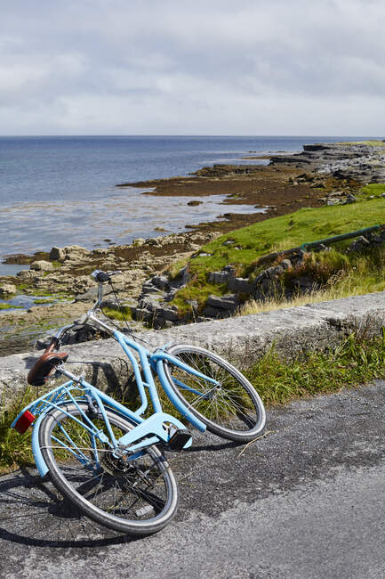 Bicycle lying by road side, Inishmore, Ireland — Stock Photo