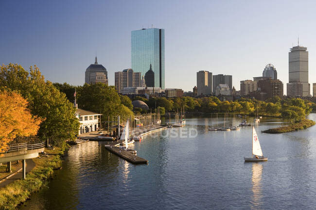 Vista del horizonte de Boston sobre el río Charles, Boston, Massachus - foto de stock