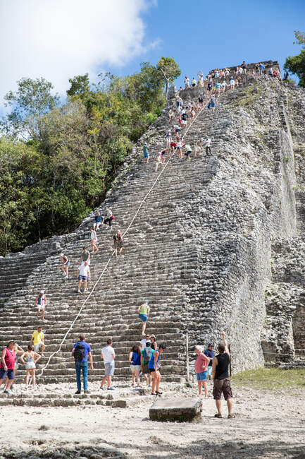 Ruínas na antiga cidade maia de Coba, Península de Yucatán, Mexi — Fotografia de Stock