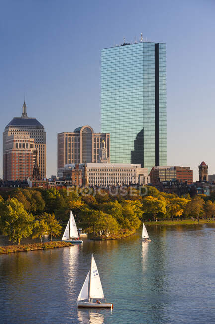 Vue de la rivière Charles et des toits de Boston avec 200 ciels Clarendon — Photo de stock