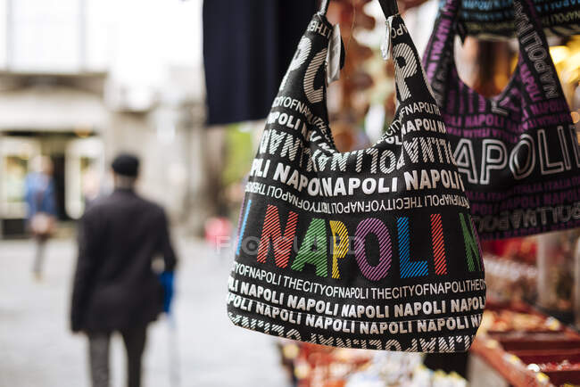Napoli Umhängetaschen auf dem Touristenmarkt, Neapel, Kampanien, — Stockfoto