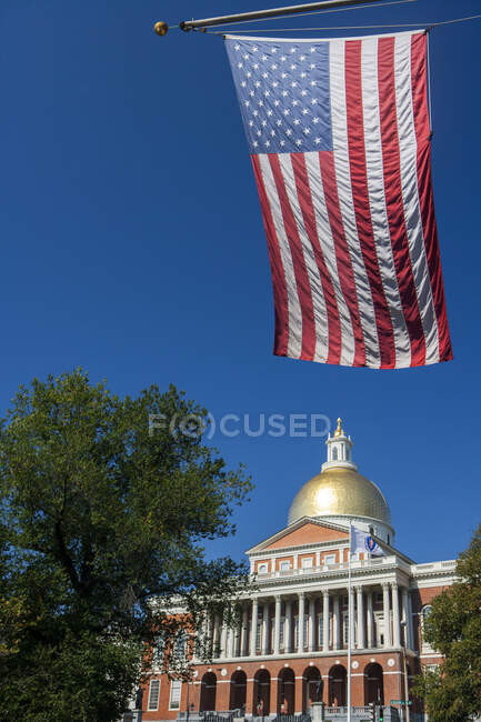 Massachusetts State House und amerikanische Flagge, Boston, Massachusetts — Stockfoto