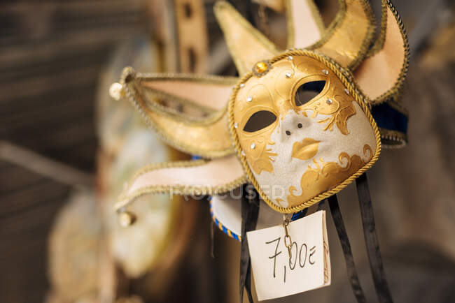 Maschera costume d'oro su bancarella mercato turistico, Napoli, Campania, I — Foto stock