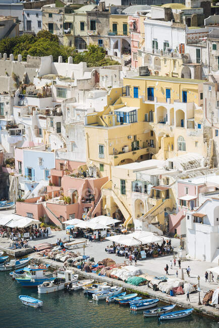 Edifícios e beira-mar na ilha Procida, Campania, Itália — Fotografia de Stock