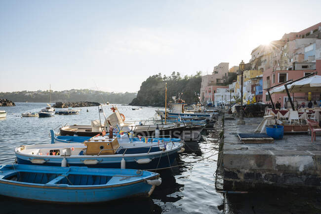 Edificios y embarcaciones portuarias en la isla de Procida, Campania, Italia - foto de stock
