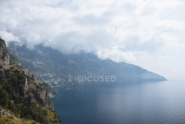 Erhöhte Landschaft Blick auf niedrige Wolken über Küstenbergen, Rav — Stockfoto
