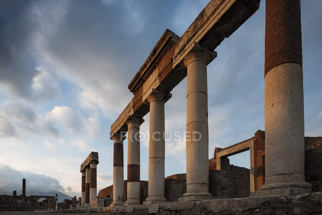 Restos de colunas ao entardecer, Pompeia, Campânia, Itália — Fotografia de Stock