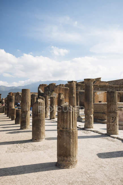 Restes de colonnes à Pompéi, Campanie, Italie — Photo de stock