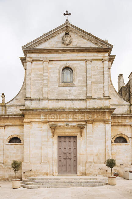 Kirchenfassade, Locorotondo, Apulien, Italien — Stockfoto