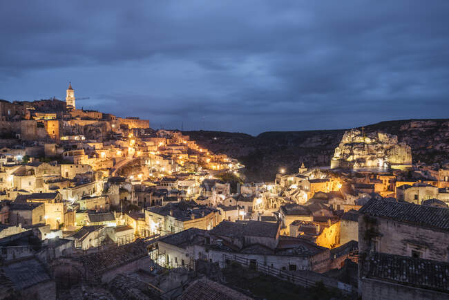 Blick auf traditionelle Gebäude und Stadtbeleuchtung auf den Hügeln — Stockfoto