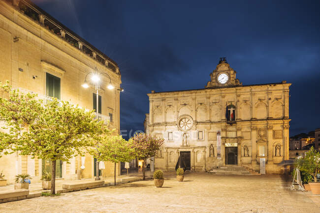 Plaza de la ciudad tradicional por la noche, Matera, Basilicata, Italia - foto de stock