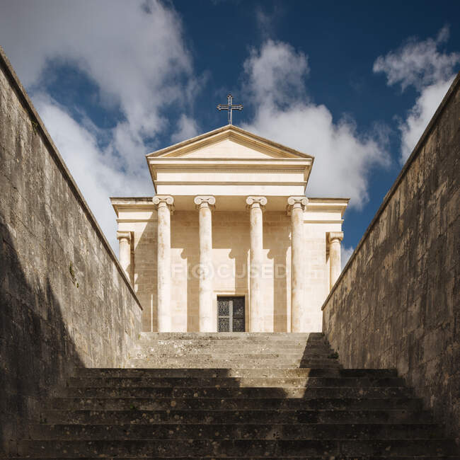 Escalera que conduce a la iglesia, Alberobello, Puglia, Italia - foto de stock
