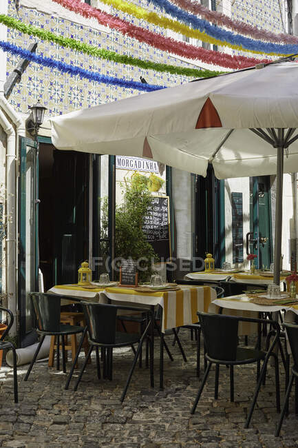 Outdoor seating of restaurant, Lisbon, Portugal — Stock Photo