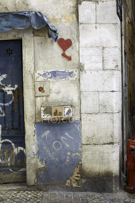Дверь, частичный вид, Лиссабон, Португалия — стоковое фото