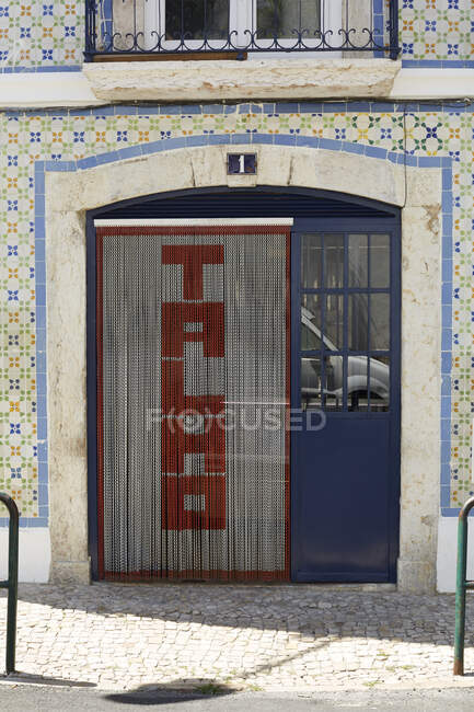 Portão com azulejos cercam na fachada, Lisboa, Portugal — Fotografia de Stock