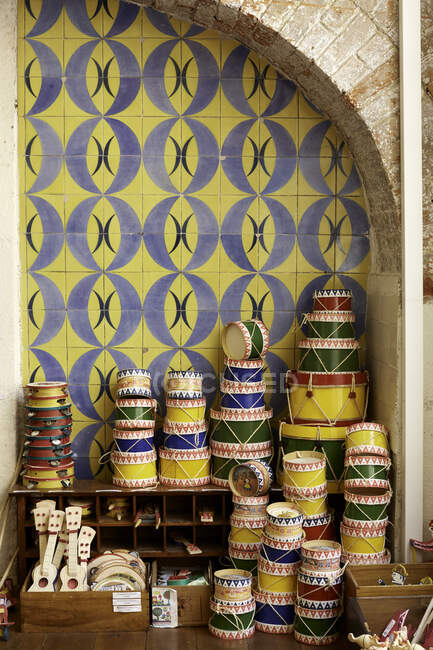 Espositore di prodotti artigianali in legno, sfondo della parete piastrellata, Lisbona, — Foto stock