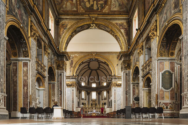 Iglesia interior, Nápoles, Campania, Italia - foto de stock