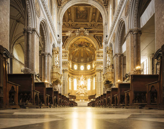 Pasillo y altar, Nápoles, Campania, Italia - foto de stock