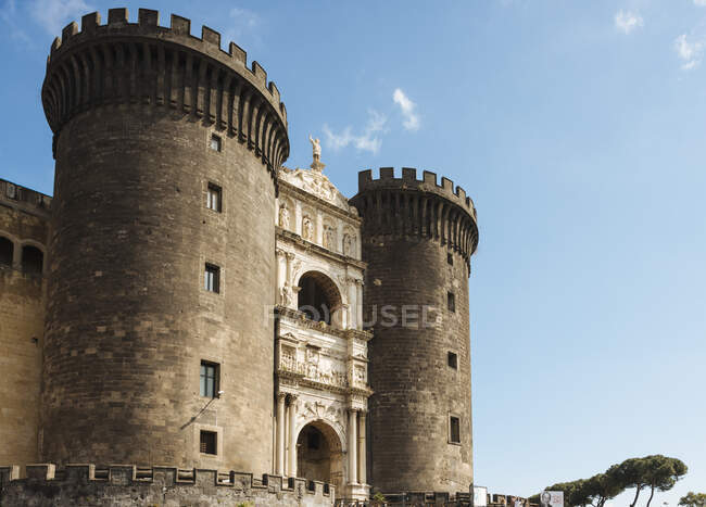 Castel Nuovo y cielo azul, Nápoles, Campania, Italia - foto de stock