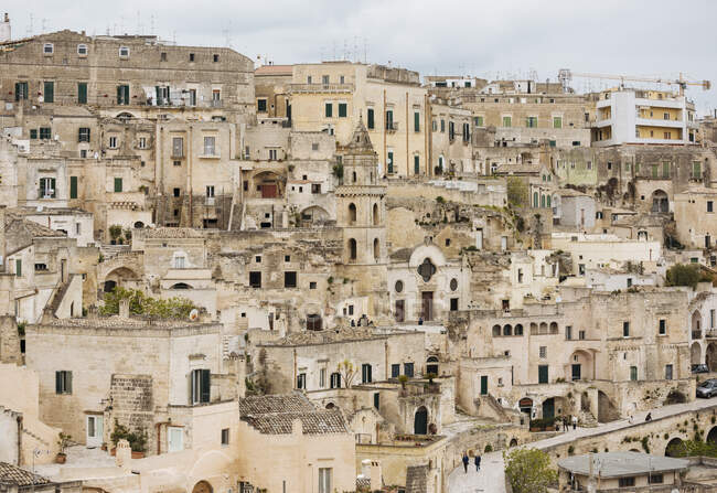 Vue sur les bâtiments traditionnels à flanc de colline, Matera, Basi — Photo de stock