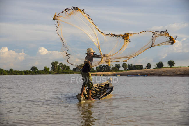 Pêcheur local jetant un filet sur la rivière Steung Saen, Kampong Thum, — Photo de stock