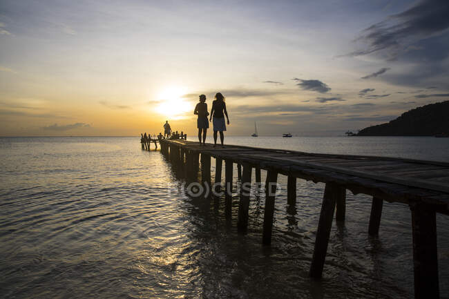 Touristen auf der Seebrücke bei Sonnenuntergang, Koh Rong, Provinz Koh Kong — Stockfoto