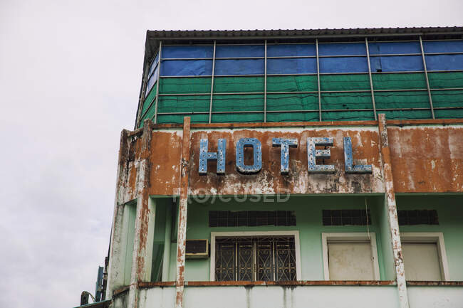 Заброшенный отель с ржавым знаком, Кампот, Кампонгтямская область — стоковое фото