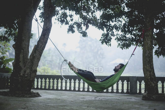 Mann entspannt sich in einer Hängematte, Vietnam — Stockfoto