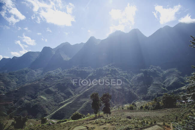 La luz del sol sobre las montañas y el paisaje rural, Vietnam - foto de stock