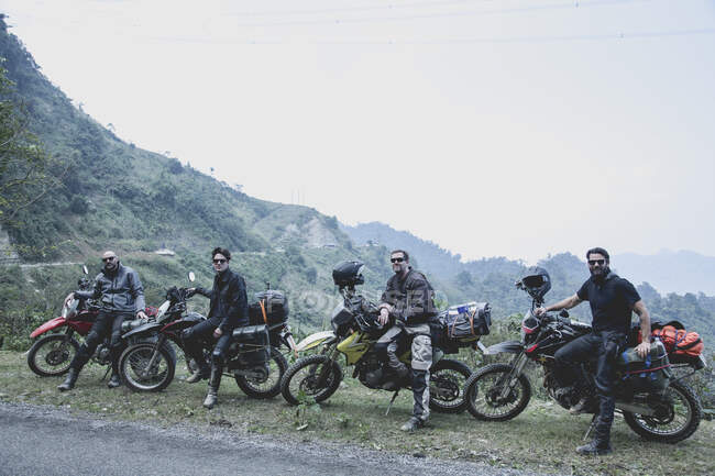Quatro homens com suas motos na paisagem rural, Vietnã — Fotografia de Stock