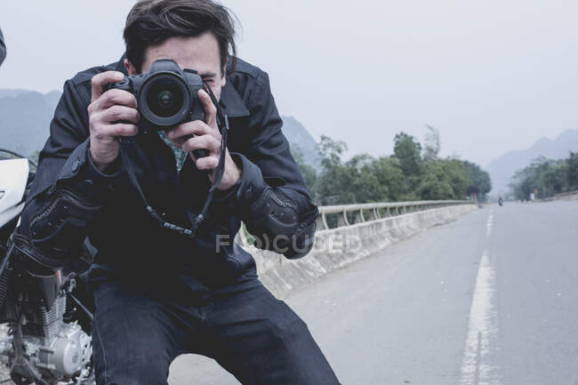 Photographe avec son appareil photo sur la route au Vietnam — Photo de stock