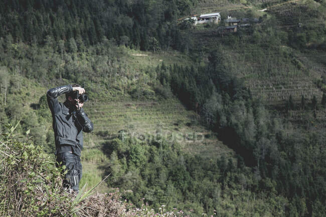 Hombre fotografiando paisaje rural, Vietnam - foto de stock