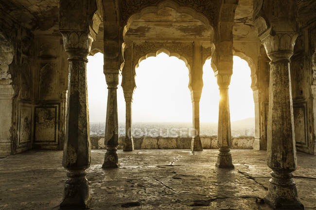 La luz del sol a través de pilares en el templo del sol, Jaipur, Rajasthan, India - foto de stock
