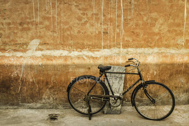 Fahrrad lehnt an Wand, Jaipur, Rajasthan, Indien — Stockfoto