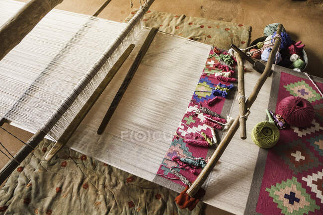 Tapete sendo feito na máquina de tecelagem, Jodhpur, Rajasthan, Índia — Fotografia de Stock