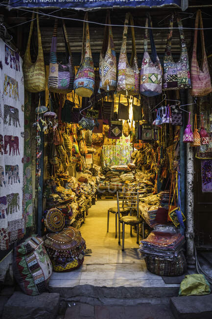 Marchandises sur le marché, Delhi, Inde — Photo de stock