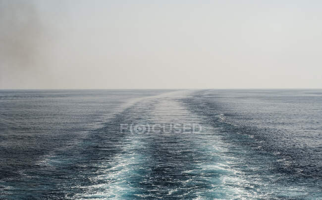 Морська вода з моторного човна. — стокове фото