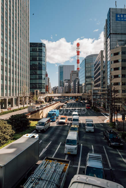 Tráfico ocupado en la ciudad, Tokio, Japón - foto de stock