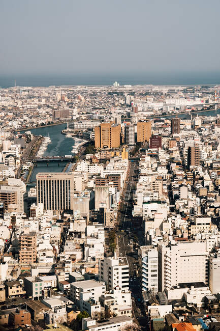 Vista aérea de la ciudad densamente poblada, Tokushima-shi, Tokushima, - foto de stock