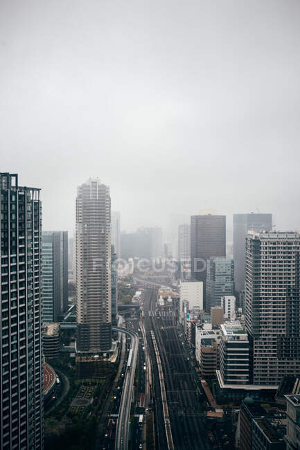 Edificios densos de gran altura en la ciudad, Tokio, Japón - foto de stock