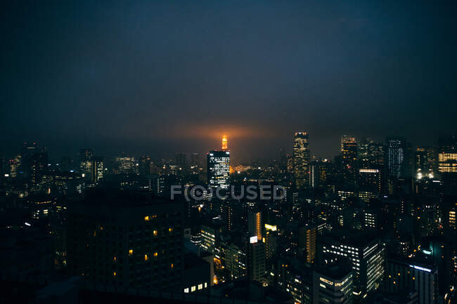 Vista aérea de la ciudad densamente poblada por la noche, Tokio, Japón - foto de stock
